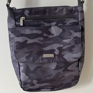 baggallini women’s Pocket Town Crossbody Bag Lightweight Travel Dark Grey Camo
